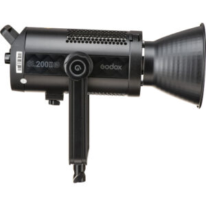 1644577686_337 Mustassa Godox SL200IIBi Bi Color LED-valaisimessa on sivulta katsottuna sylinterimäinen runko, jossa on tuuletusaukot, heijastinkartio ja kiinnike.