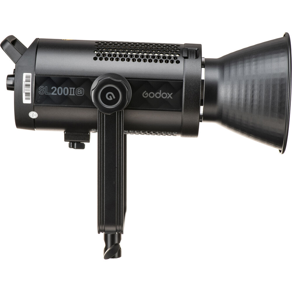 1644577686_337 Mustassa Godox SL200IIBi Bi Color LED-valaisimessa on sivulta katsottuna sylinterimäinen runko, jossa on tuuletusaukot, heijastinkartio ja kiinnike.