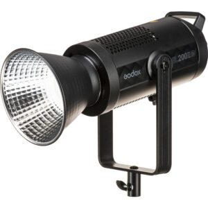 1644577752_839 Musta Godox SL200IIBi Bi Color LED-valaisin, jossa on pyöreä hopeinen heijastin, joka on asennettu säädettävään jalustakannattimeen.