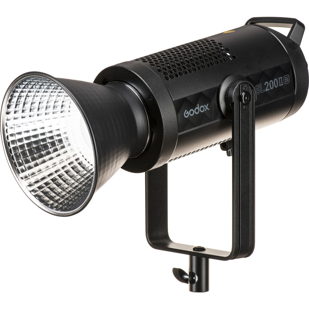 1644577752_839 Musta Godox SL200IIBi Bi Color LED-valaisin, jossa on pyöreä hopeinen heijastin, joka on asennettu säädettävään jalustakannattimeen.