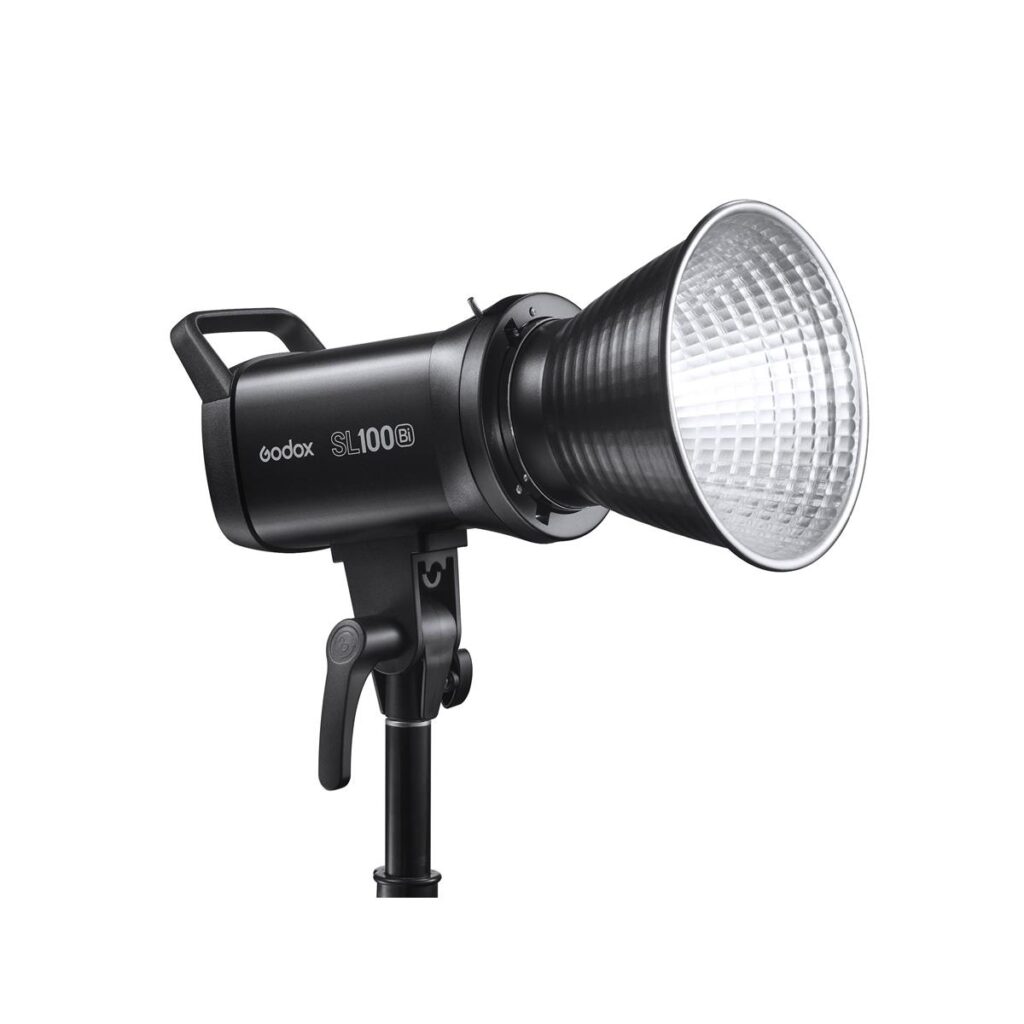 1644584343_136 Godox SL100Bi LED Video Light Two Light Kit -LED-valo suurella hopeisella heijastimella, jalustalle asennettuna, kuvattuna valkoista taustaa vasten.