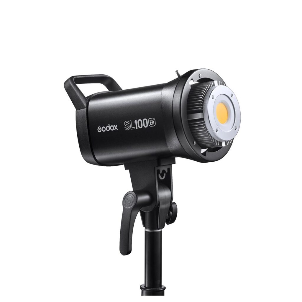 1644584343_694 Godox SL100Bi LED Video Light Two Light Kit -LED-valo, musta, on kuvassa asennettuna jalustalle vinoon. Siinä on kahva, pyöreä etusäteilyalue ja säätönupit helppoa hallintaa varten.