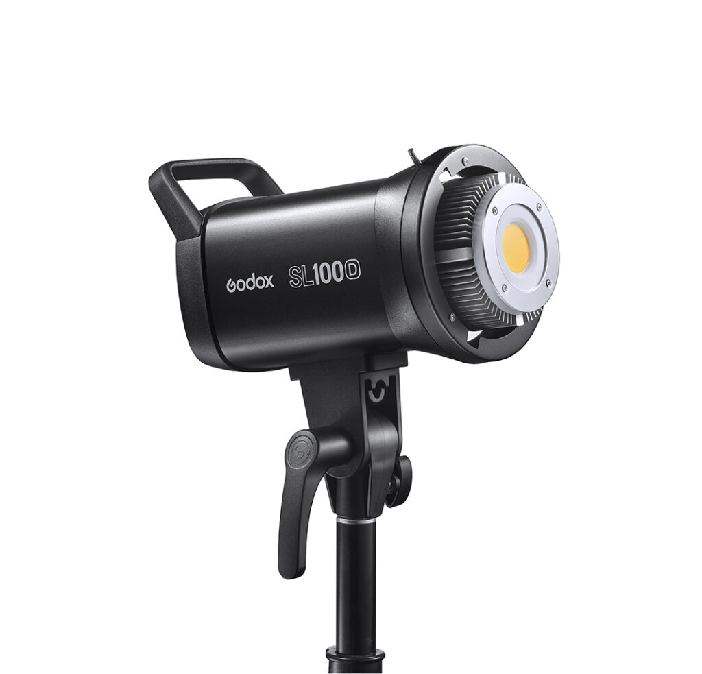 1644585643_014 Godox SL100D LED Video Light Two Light Kit -LED-valo on kuvattu kulmassa jalustalla, ja sen keltainen LED-paneeli ja takakahva ovat näkyvissä.