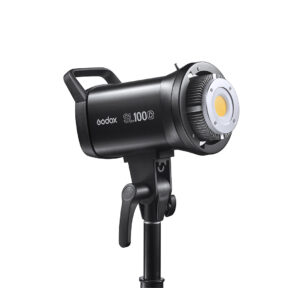 1644585643_014 Godox SL100D LED Video Light Two Light Kit -LED-valo on kuvattu kulmassa jalustalla, ja sen keltainen LED-paneeli ja takakahva ovat näkyvissä.