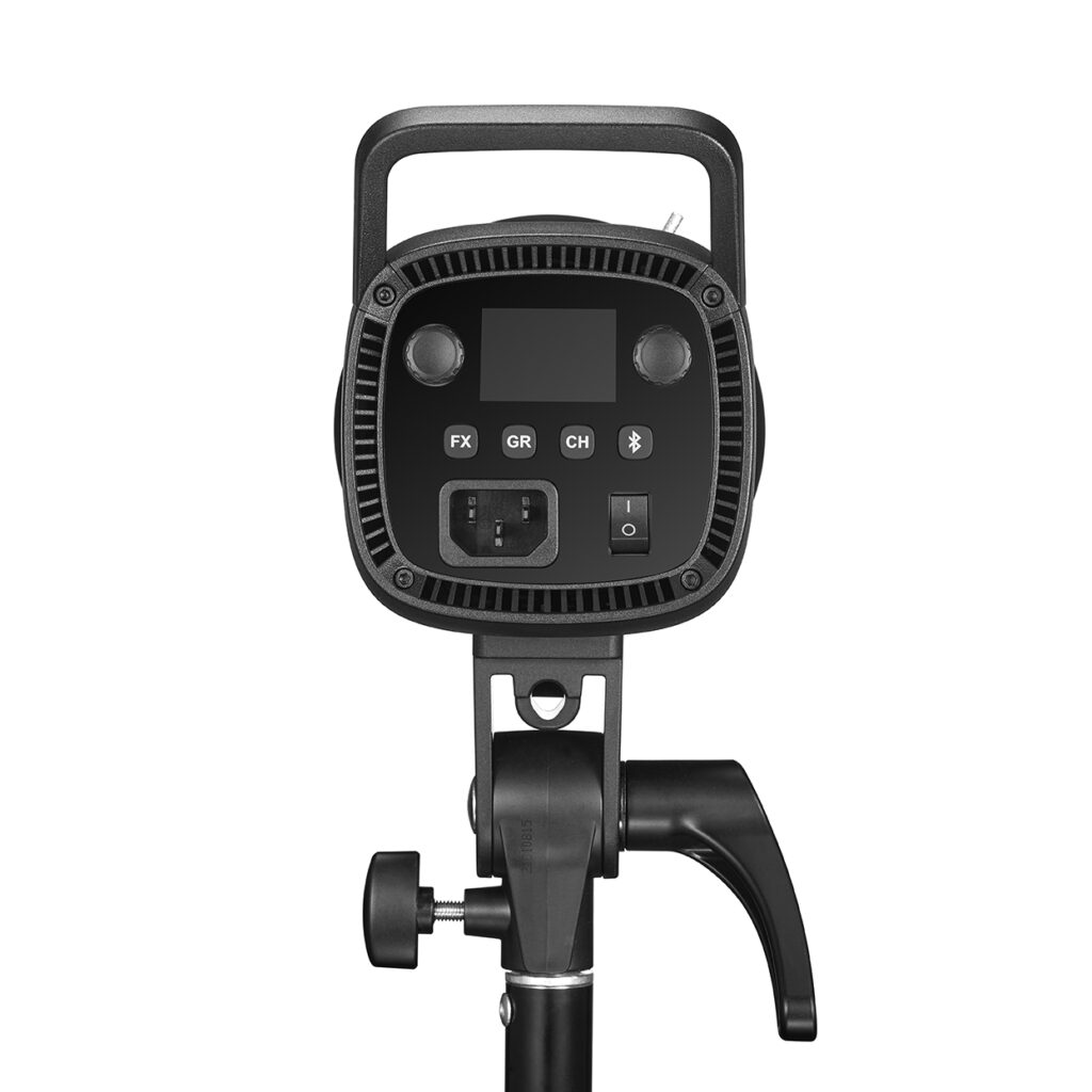 1644585644_098 Lähikuva Godox SL100D LED Video Light Two Light Kitin takaohjauspaneelista, jossa on FX-, GR- ja CH-painikkeet, näyttö, virtakytkin ja säätönupit, jotka on asennettu jalustalle.