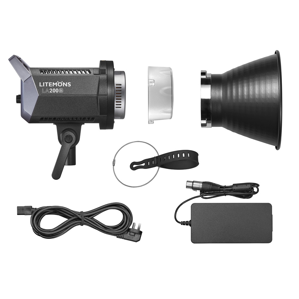 1645166943_687 Musta Godox Litemons LED-videovalaisin LA200Bi, jossa on heijastin, kiinnitysrengas, hihna, virtajohto ja sovitin, on siististi aseteltu valkoiselle taustalle.