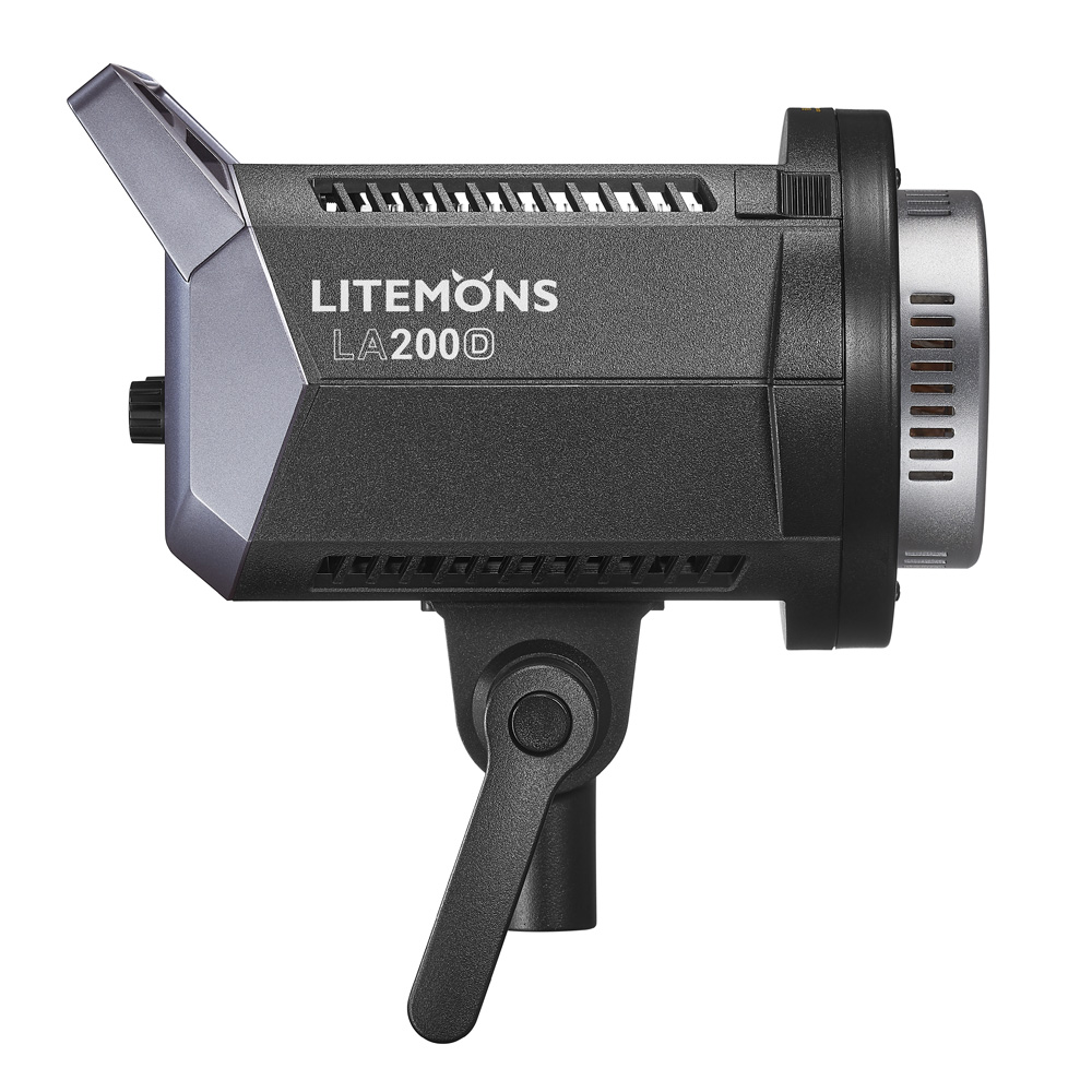 1645167292_516 Sivukuva Godox Litemons LED-videovalaisimesta LA200D -LED-valo, musta ja hopea, joka on asennettu kääntyvään kiinnikkeeseen ja jossa on näkyvät tuuletusaukot ja tuotemerkki rungossa.