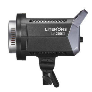 1645167293_643 Sivukuva Godox Litemons LED-videovalaisimesta LA200D -LED-valo, jossa on musta ja hopeinen runko, jossa on näkyvissä tuotemerkki, asennettuna mustaan kiinnikkeeseen jalustan kiinnittämistä varten.