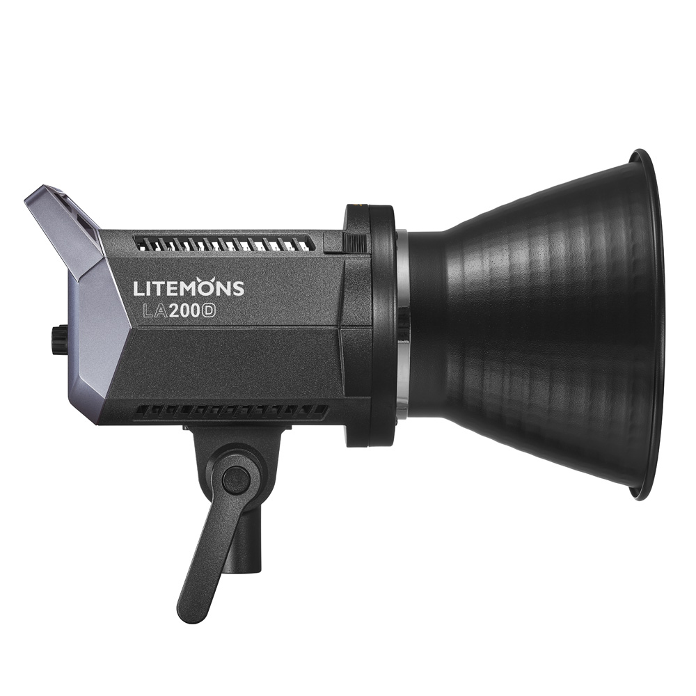 1645167293_719 Godox Litemons LED-videovalaisin LA200D -LED-valo mustana, kuvassa suuri heijastin ja säädettävä kiinnike, sivukuva valkoista taustaa vasten. Valaisimessa on tuuletusaukot jäähdytystä varten.
