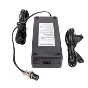 1658928705_286 Godox Cord for LED1000 series on musta virtasovitin, jonka yläosassa on merkintä ja jossa on kolmipinninen lähtöliitin toisessa kaapelissa ja tavallinen kaksipinninen virtapistoke toisessa, molemmat kiinnitettynä sovittimeen.