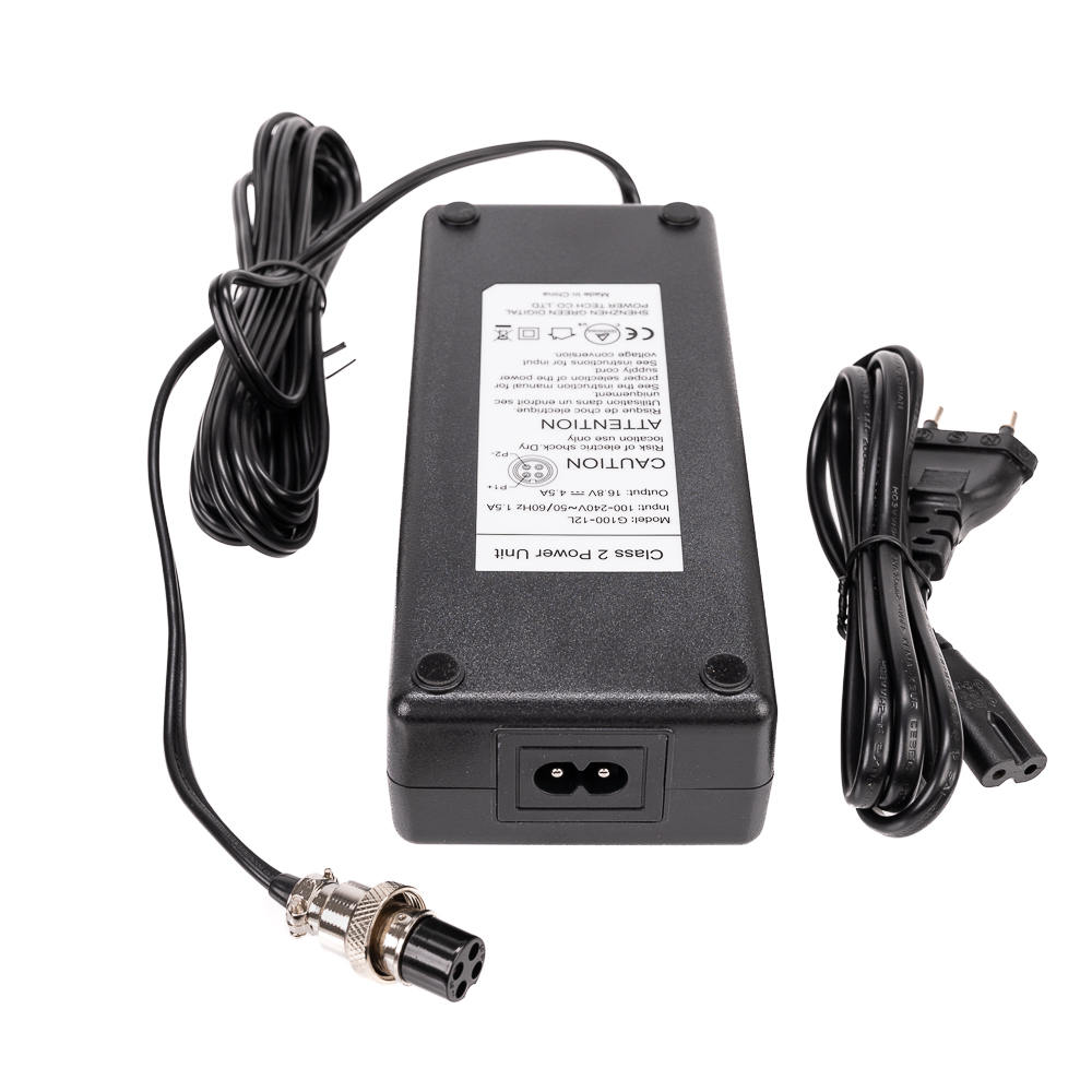 1658928705_286 Godox Cord for LED1000 series on musta virtasovitin, jonka yläosassa on merkintä ja jossa on kolmipinninen lähtöliitin toisessa kaapelissa ja tavallinen kaksipinninen virtapistoke toisessa, molemmat kiinnitettynä sovittimeen.