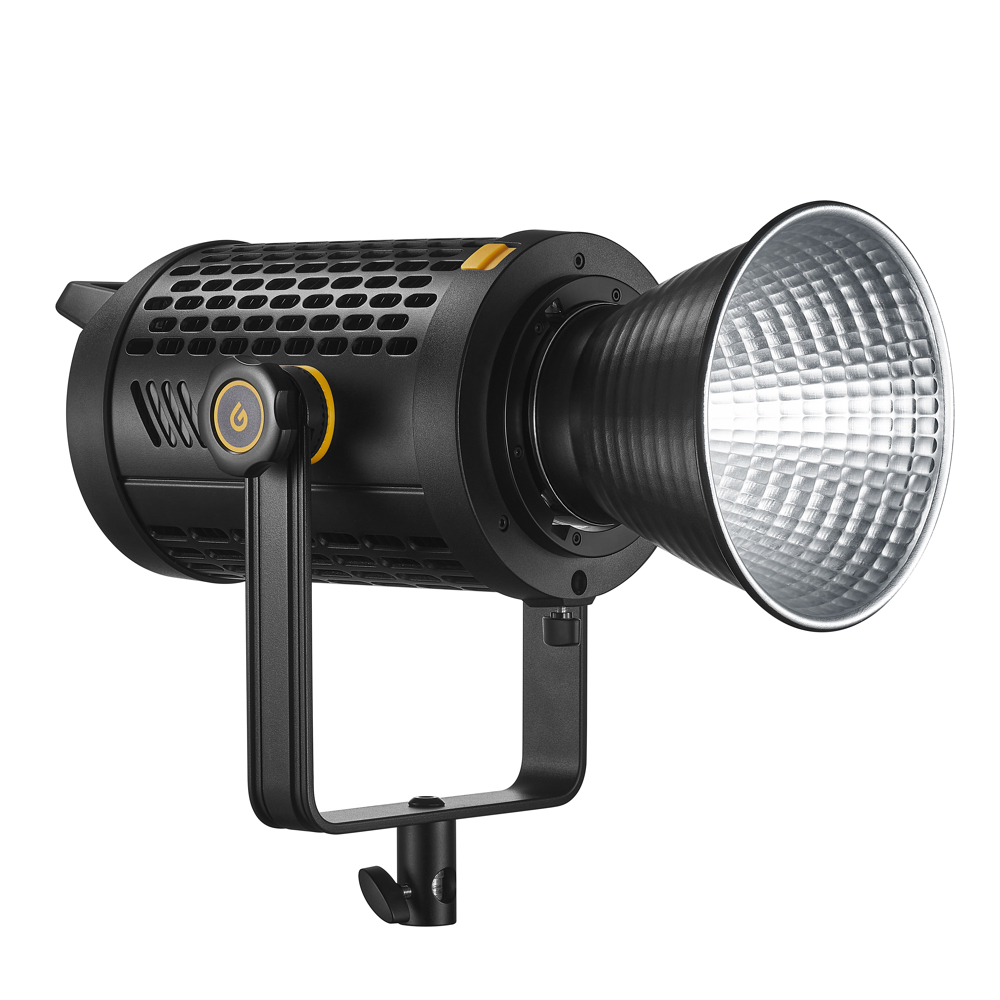 1660124409_275 Godox LED UL150 II Bi Silent Video Light-LED-valo on musta studio-LED-valo, jossa on kuvioitu heijastin, sylinterimäinen runko, tuuletusaukot, keltainen virtapainike ja säädettävä kiinnitysteline.
