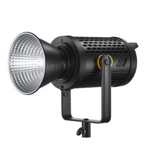 1660124409_548 Godox LED UL150 II Bi Silent Video Light on musta studio-LED-valonheitin, jossa on hopeinen heijastin ja keltainen sivukoriste, joka on asennettu säädettävään kiinnikkeeseen.