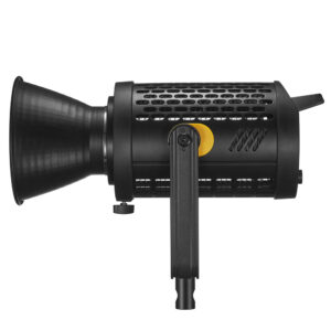 1660124410_055 Godox LED UL150 II Bi Silent Video Light on musta, sylinterimäinen LED-valo, jossa on tuuletettu runko, keltainen korostus ja säädettävä kiinnitysteline, kuvassa sivukuvassa valkoista taustaa vasten.