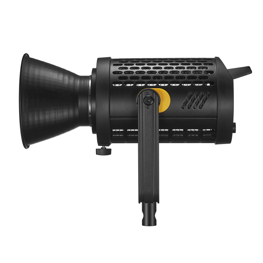 1660640442_545 Godox LED UL150II Silent -videovalaisin on musta, sylinterinmuotoinen studio-LED, jossa on hunajakennomainen tuuletusaukko, suuri kartiomainen heijastin, säädettävä kiinnitysvarsi ja keltainen painike, kuvassa sivuprofiili valkoisella pohjalla.