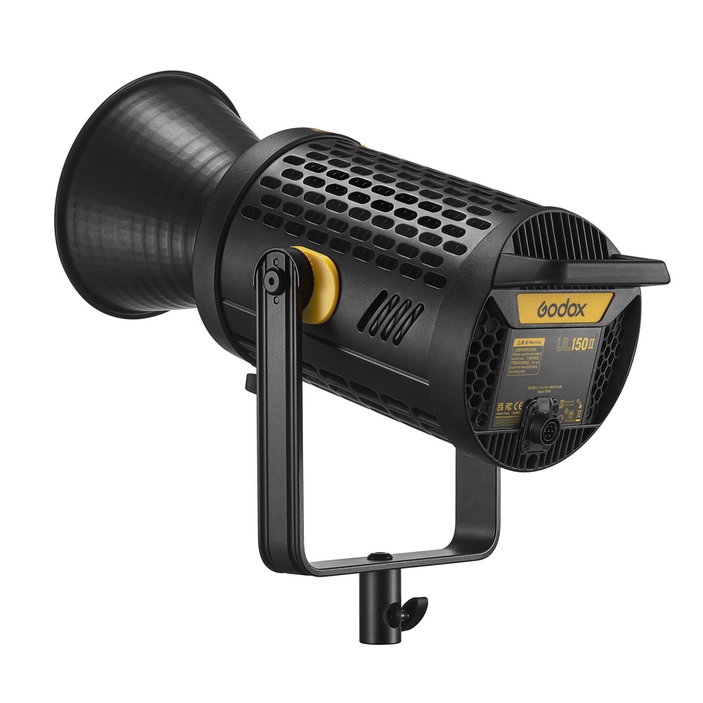 1660640442_965 Mustakeltainen Godox LED UL150ll Silent video valaisin -LED-valo, jossa on tuuletettu runko ja joka on kiinnitetty metallikannattimeen, näytetään sivulta ja takaa, jolloin sen ohjauspaneeli ja kahva näkyvät valkoista taustaa vasten.