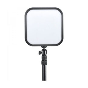 1661503755_732 Godox E-sports LED-valaisin ES30 - Kit1 sisältää neliönmuotoisen paneelin, jossa on pyöristetyt reunat ja joka on kiinnitetty mustaan säädettävään jalustaan, ja joka on esitetty eristettynä valkoisella taustalla.