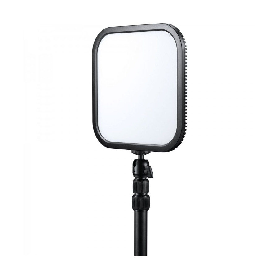 1661503756_096 Godox E-sports LED-valo ES30 - Kit1 on suorakulmainen LED-paneeli, jossa on valkoinen diffuusori säädettävällä mustalla jalustalla ja joka näkyy valkoista taustaa vasten.