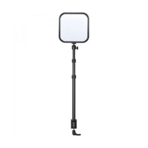 1661503760_804 Godox E-sports LED-valaisin ES30 - Kit1 on suorakulmainen LED-paneeli, jossa on musta runko ja joka on asennettu korkeussäädettävään teleskooppijalustaan, jossa on kiinnitysjalusta turvallista pintakiinnitystä varten.