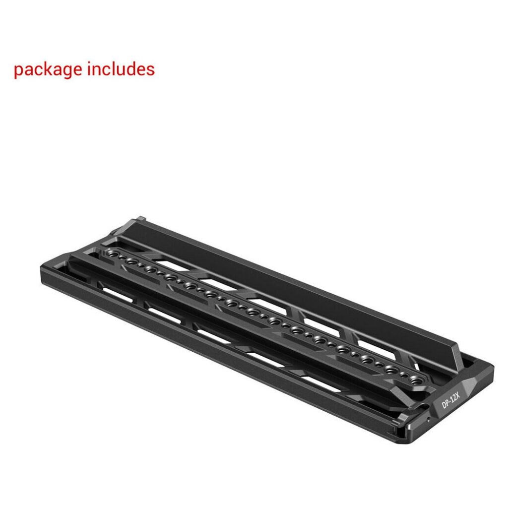 Musta suorakulmainen metallinen teline, jossa on useita aukkoja ja sivutukia ja jossa on merkintä SmallRig 3772 Dovetail Quick Release Plate ARRI 12" -pikalevy, ja jonka vasemmassa yläkulmassa on punaisella "paketti sisältää".