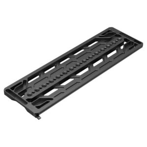 SmallRig 3772 Dovetail Quick Release Plate ARRI 12" -pikalevy on musta, suorakulmainen metallinen kiinnityskisko, jossa on useita aukkoja ja reikiä, viistetyt reunat ja kuvioitu pinta modulaaristen laitteiden tai lisävarusteiden kiinnitystä varten.