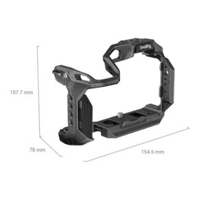 1663338396_090 SmallRig 4003 Black Mamba Cage for Canon EOS R7 on esitetty mustana, ja sen mitat ovat 107,7 mm korkea, 78 mm leveä ja 154,6 mm pitkä. Siinä on kiinnitysreiät ja pohjalevy kameran turvallista kiinnittämistä varten.