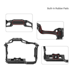 1663338401_944 SmallRig 4003 Black Mamba Cage for Canon EOS R7 on esitetty useista eri kuvakulmista, ja siinä korostuvat sen punaisella reunustetut sisäänrakennetut kumityynyt, jotka suojaavat ja takaavat turvallisen sijoituksen. "Built-In Rubber Pads" näkyy oikeassa yläkulmassa.