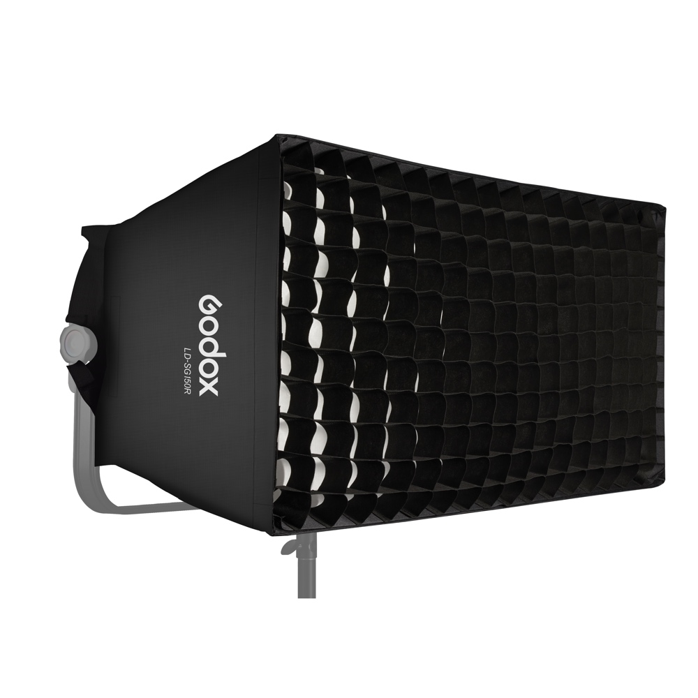 1663766123_529 Godox LD150R Softbox, jossa on mustalla ritilädiffuusorilla varustettu, metallijalustalle asennettu softbox, sivulta valkoista taustaa vasten.