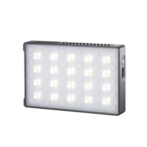 1668085475_779 Godox C5R Mobile RGB LED -valaisimessa on ohut, metallinen suorakulmainen kotelo, jossa on pyöristetyt reunat, sivupainike ja kirkkaiden valkoisten ja keltaisten LED-valojen verkko.