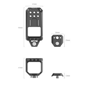 1668512788_318 SmallRig 3990 Top Plate for Sony FX3 XLR Unit on esitetty kolmesta kulmasta mittojen kanssa: 95mm x 41mm (etuosa), 47mm x 41mm (alaosa), 29mm x 28mm (yläosa), ja se on 12mm paksu. Kuvissa näkyy reikiä ja ruuvi.