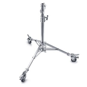 Godox Roller Stand for Video Light SA5015 on hopeinen metallinen kolmijalkainen jalusta, jossa on kolme jalkaa ja pyörät, ihanteellinen valojen tai kameroiden kiinnittämiseen studioissa tai elokuvasarjoissa.