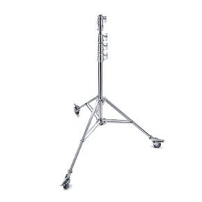 Godox Heavy-duty Steel Roller Stand SA5045 on metallinen kolmella säädettävällä jalalla ja pyörillä varustettu kolmijalkainen kolmijalkainen jalusta, joka on ihanteellinen valaisimien tai valokuvauslaitteiden tukemiseen, kuvassa valkoisella pohjalla.