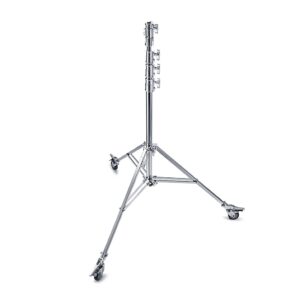1668519936_428 Godox Heavy-duty Steel Roller Stand SA5045 on metallinen kolmella säädettävällä jalalla ja pyörillä varustettu kolmijalkainen kolmijalkainen jalusta, joka on ihanteellinen valaisimien tai valokuvauslaitteiden tukemiseen, kuvassa valkoisella pohjalla.