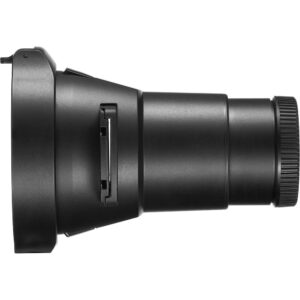 1672220366_752 Godox Projection Attachment for Flashes AK-R21 on musta, sylinterimäinen lisävaruste, jossa on leveä aukko ja kapeampi, kierteinen pää, kuvassa sivuprofiili valkoista taustaa vasten.