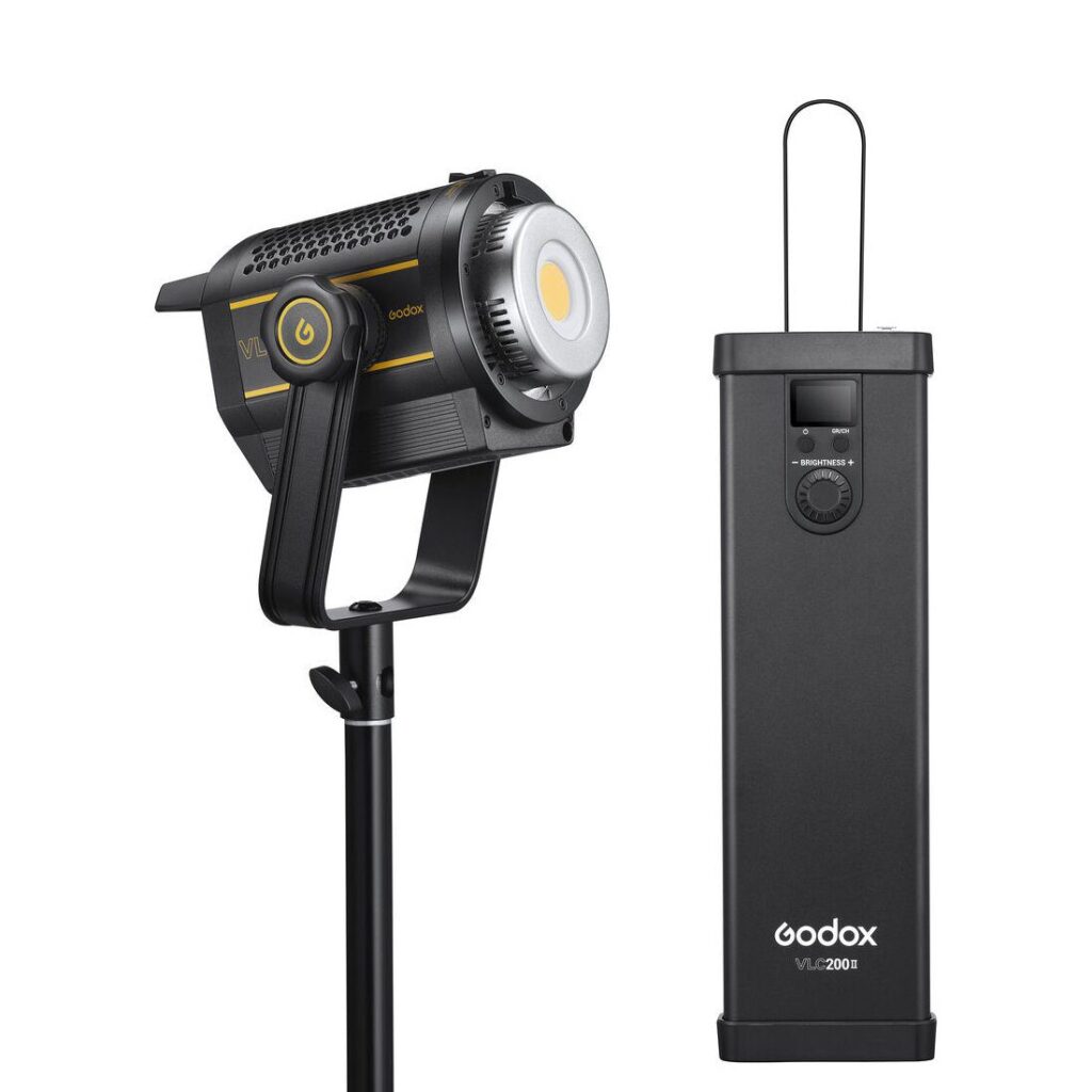 1675094453_738 Godox VL200II LED-videovalaisin -LED-valo on asennettu jalustalle, ja sen vieressä on suorakulmainen musta ulkoinen ohjausyksikkö, jossa on näyttö ja valitsin, joissa molemmissa on keltaiset korostukset.