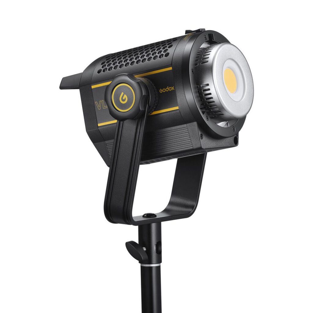 1675094457_093 Mustakeltainen Godox VL200II LED-videovalaisin on asennettu jalustalle ja sitä näytetään sivulta, jolloin sen varresta paljastuu virtapainike ja pyöreä LED-paneeli eteenpäin.