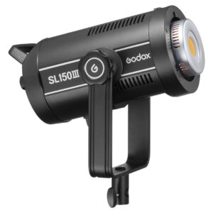 1675174001_044 Musta Godox SL150III LED-videovalaisin -LED-valo, jossa on sylinterimäinen runko, säätönuppi ja kiinnike, on kuvattu kulmassa valkoista taustaa vasten.