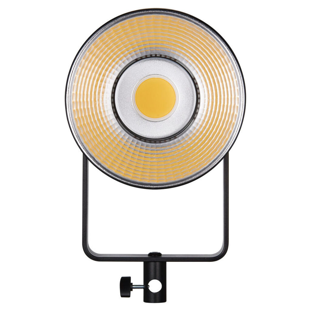 1675174003_546 Godox SL150III LED-videovalaisimessa on pyöreä LED-valaisin, jossa on keltainen ja hopeinen heijastin ja joka on asennettu mustaan säädettävään jalustaan, kuvassa edestäpäin.