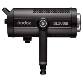 1675239117_716 Godox SL300III LED-videovalaisin -LED-valo on esitetty sivulta, ja siinä korostuvat säätönuppi, tuotemerkin logo, mallin nimi sylinterimäisessä rungossa ja pohjaan kiinnitetty kiinnike.