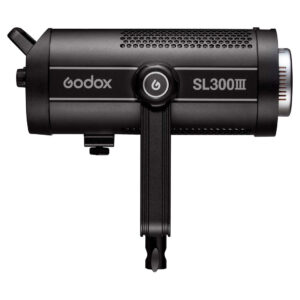 1675239117_716 Godox SL300III LED-videovalaisin -LED-valo on esitetty sivulta, ja siinä korostuvat säätönuppi, tuotemerkin logo, mallin nimi sylinterimäisessä rungossa ja pohjaan kiinnitetty kiinnike.
