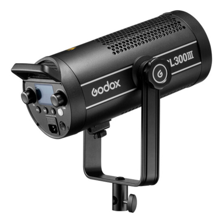 1675239119_955 Godox SL300III LED-videovalo -LED-valo mustana, jossa on ohjauspaneeli, painikkeet ja digitaalinen näyttö takana, asennettuna säädettävään kiinnikkeeseen.