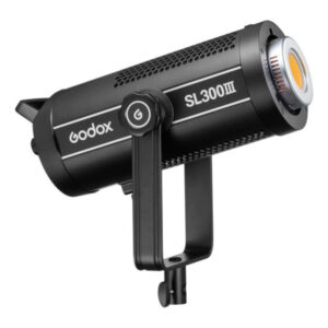 1675239121_615 Godox SL300III LED-videovalaisin -LED-valo, musta, sylinterin muotoinen, jossa on säätönuppi, tuuletusaukot ja kiinnitysteline, on sijoitettu vinoon valkoista taustaa vasten.