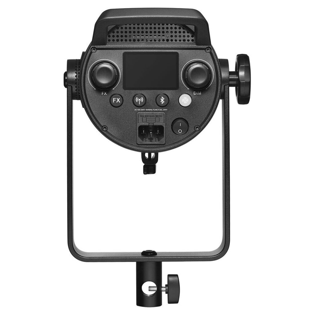 1675239125_410 Godox SL300III LED-videovalaisimen -LED-valo takakuva, jossa näkyvät säätönupit, painikkeet, digitaalinen näyttö, liitäntäportit ja kiinnike, jonka alaosassa on säätönuppi.