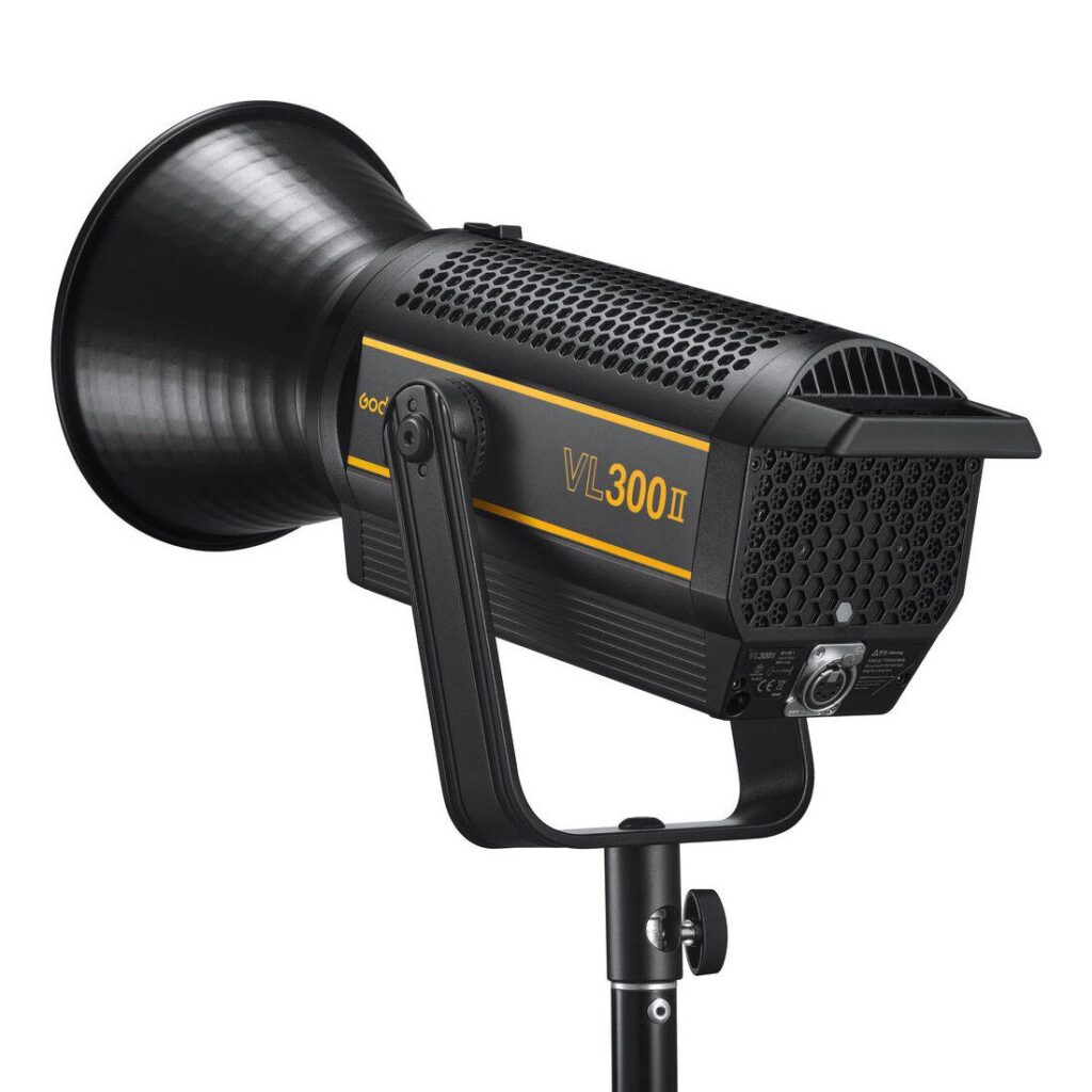Musta Godox VL300II LED Video Light -LED-valo, jossa on suuri heijastin jalustalla, tuuletettu kotelo ja keltainen sivumerkintä.