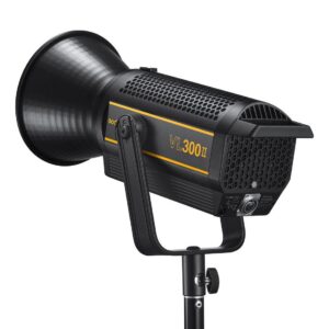Musta Godox VL300II LED Video Light -LED-valo, jossa on suuri heijastin jalustalla, tuuletettu kotelo ja keltainen sivumerkintä.