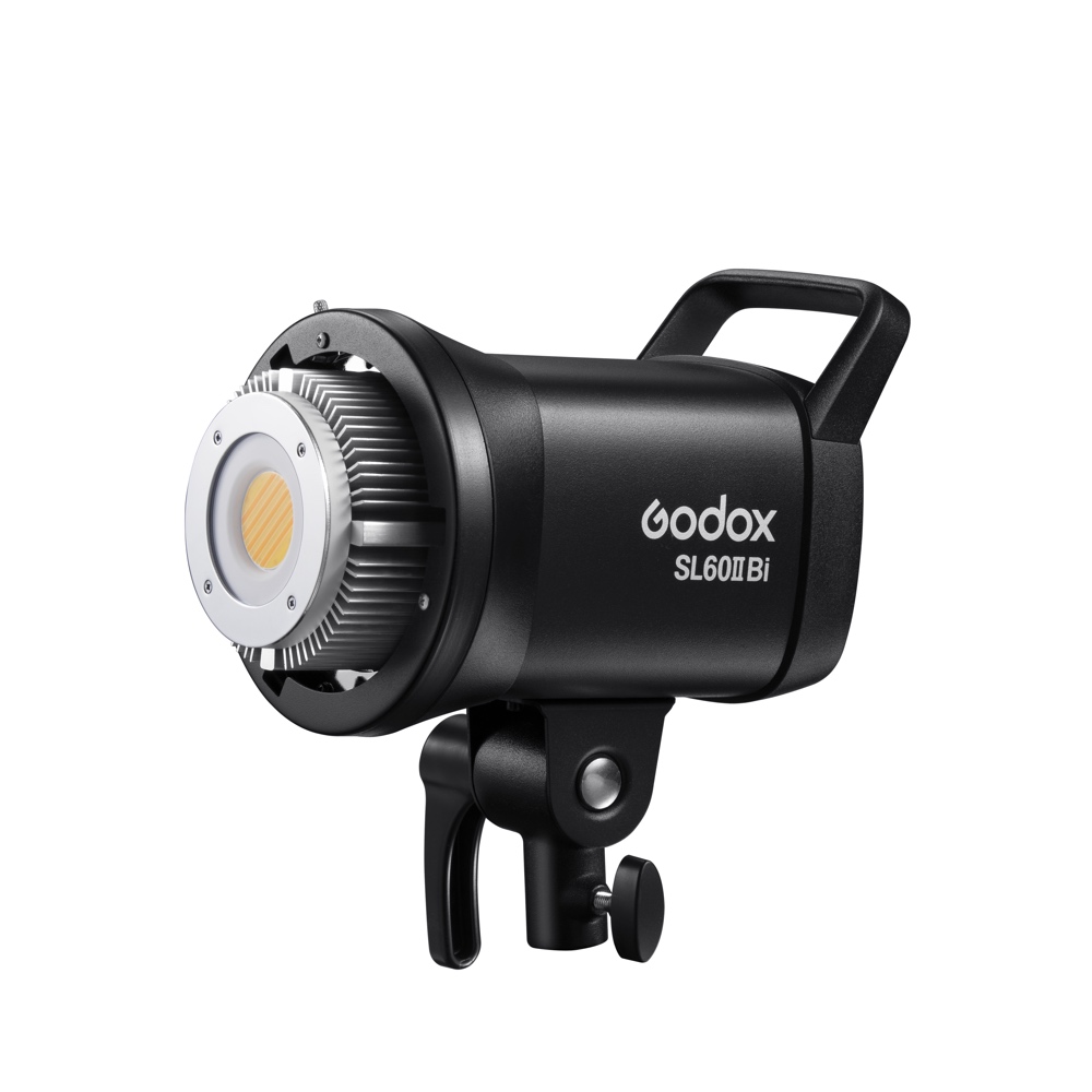 1676458961_296 Godox SL60IIBI LED-videovalaisin -LED-valo, kuvassa mustana, kahvalla, jäähdytysventtiileillä ja kiinnityskannattimella, näkyy valkoista taustaa vasten.