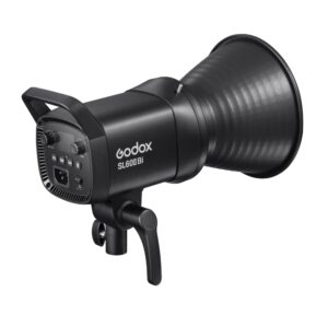 1676458961_535 Mustanvärinen Godox SL60IIBI LED-videovalaisin -LED-valo, jossa on takaosan ohjauspainikkeet ja virtaliitäntä, on asennettu säädettävään kiinnikkeeseen ja näytetään valkoista taustaa vasten.
