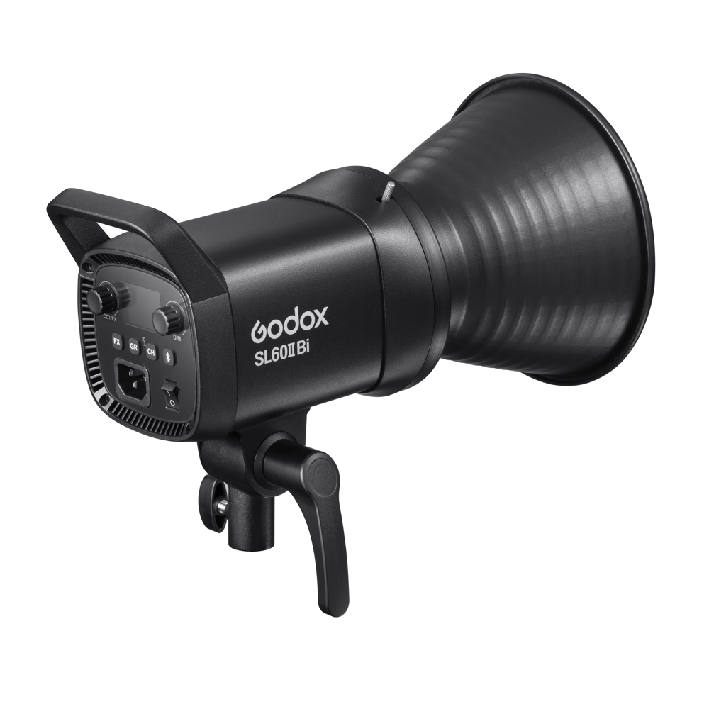 1676458961_535 Mustanvärinen Godox SL60IIBI LED-videovalaisin -LED-valo, jossa on takaosan ohjauspainikkeet ja virtaliitäntä, on asennettu säädettävään kiinnikkeeseen ja näytetään valkoista taustaa vasten.