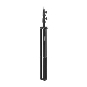1677252545_705 Godox SL60IID Trio kit - LED-valo sisältää mustan, säädettävän kolmijalkaisen jalustan, jossa on kolme kokoontaitettua jalkaa ja kaksi lukituskiinnikettä ja joka seisoo pystyssä valkoisella pohjalla.