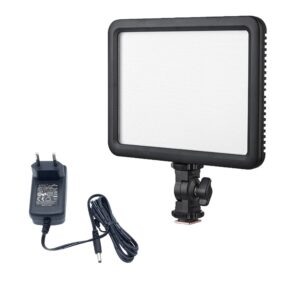 1681300506_355 Godox Led P120C -sovitinsarja sisältää suorakulmaisen LED-videovalaisinpaneelin, jossa on musta kehys ja valkoinen etuosa, ja joka on kuvassa asennuskannattimen, virtasovittimen ja johdon kanssa.